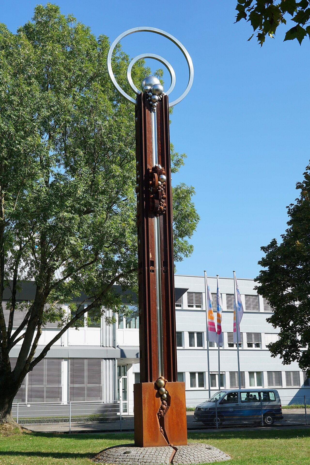 Stahlobjekt, Skulptur von Lutz Ackermann (2004) in der Mahdentalstraße Sindelfingen