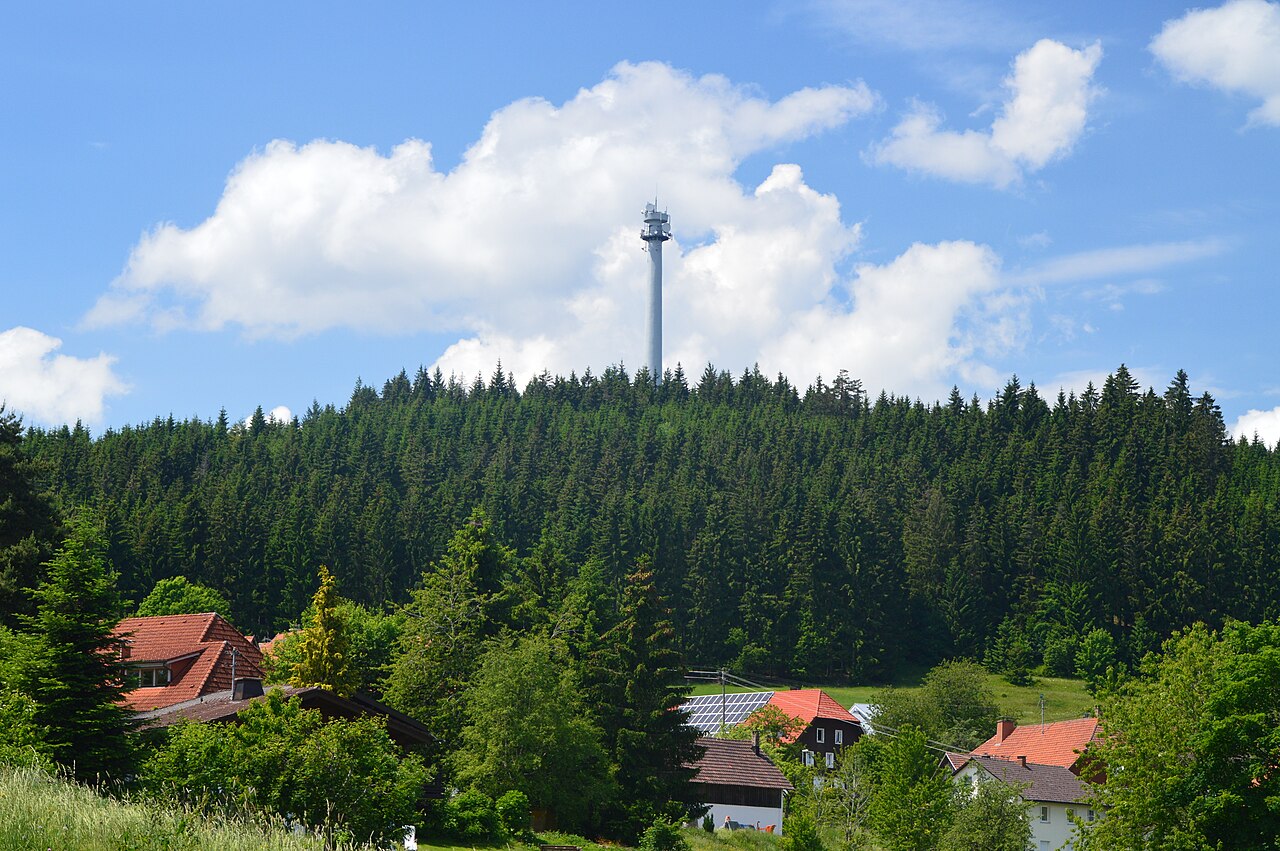 Dè Schtaufèchopf thront mit sim Sendemascht übber Dorf Schtaufè uff èm, Brändemer Bärg