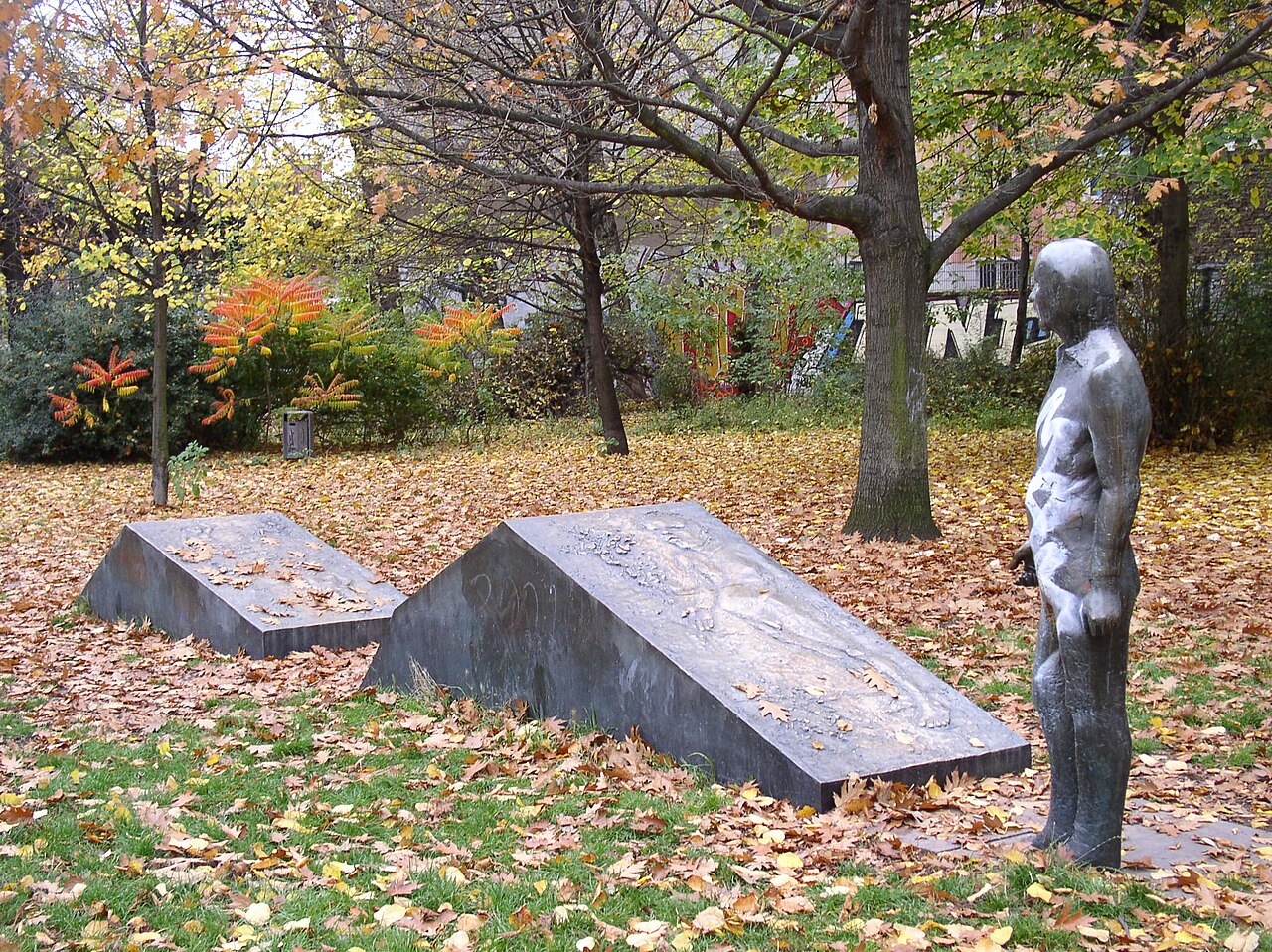 de:Stehende Figur vor Reliefkörpern , Teil der de:Menschenlandschaft Berlin , fotografiert von de:Benutzer:Necrophorus