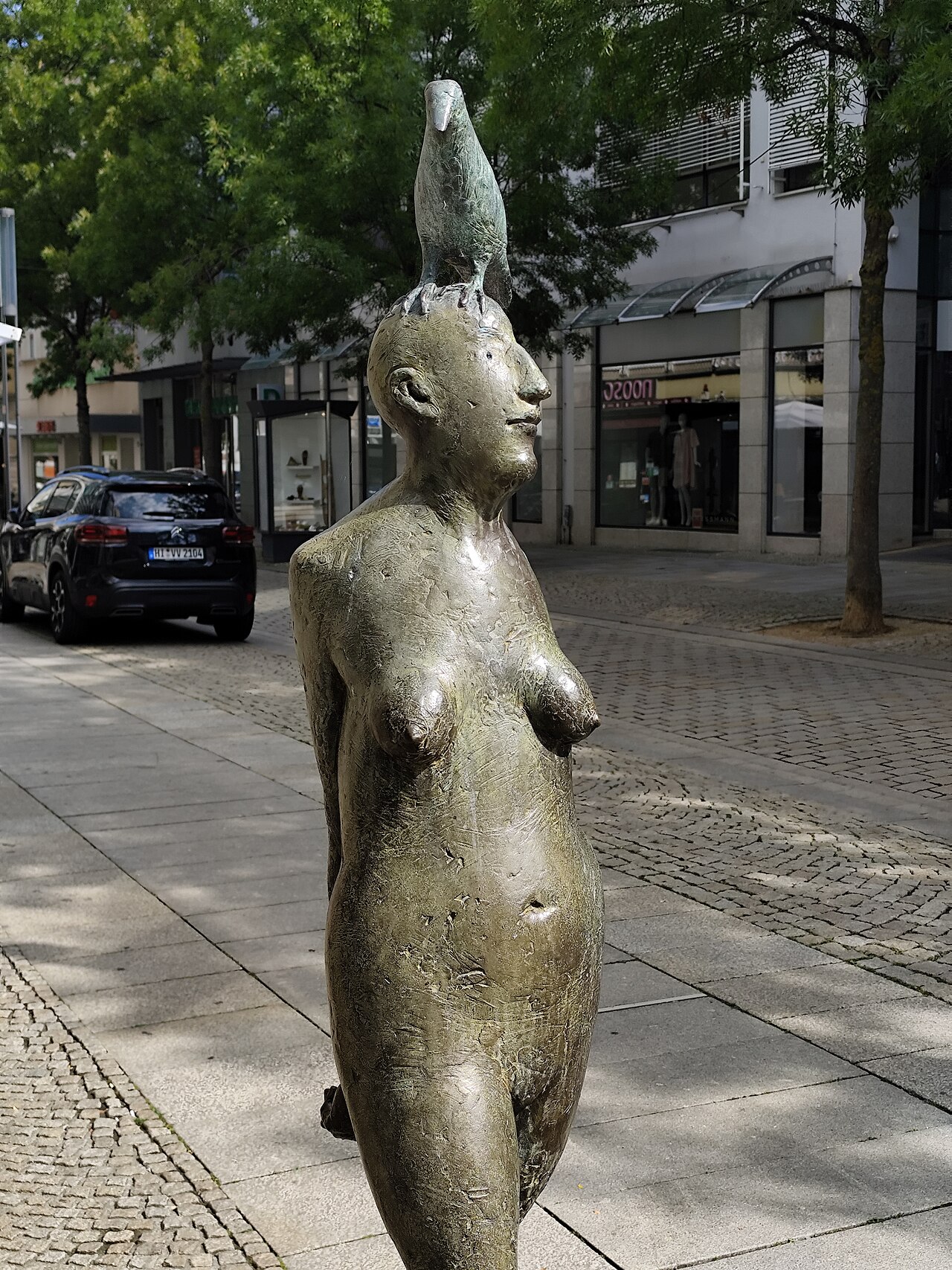 Stehende mit Vogel in Hildesheim