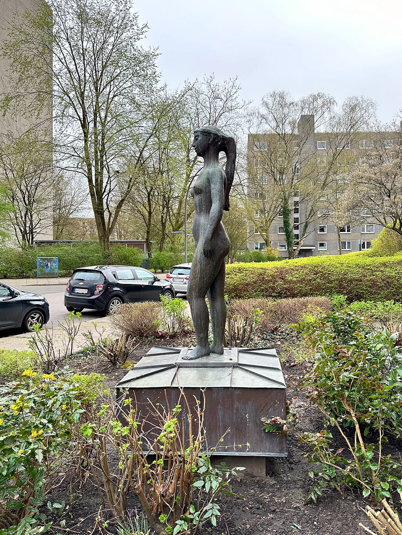 Bronzeplastik "Stehende" (1974) von Maria Pirwitz , Bengelsdorfstraße 19, Hamburg-Bramfeld