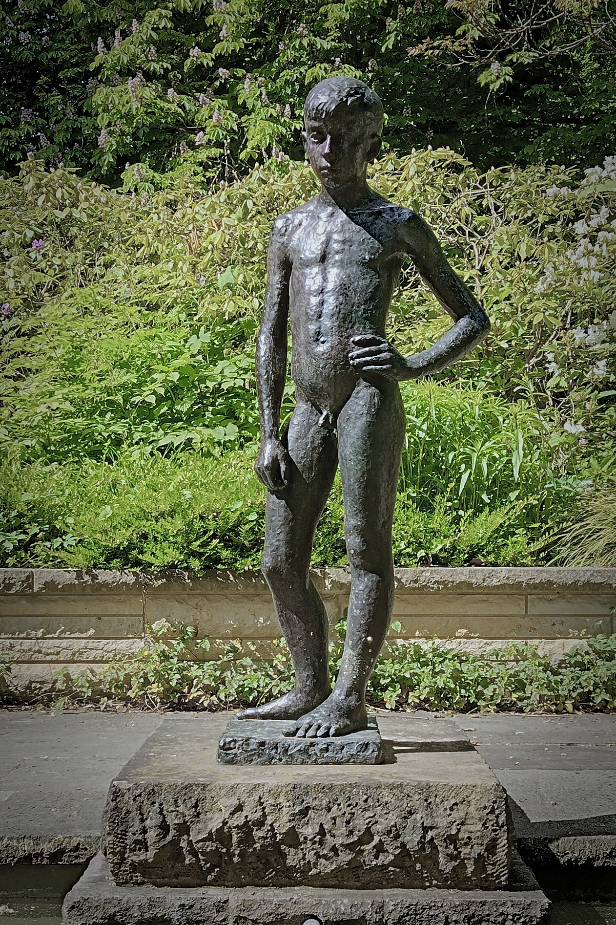 Berlin-Pankow: Skulptur von Wilfried Fitzenreiter 'Knabenakt' (1963)