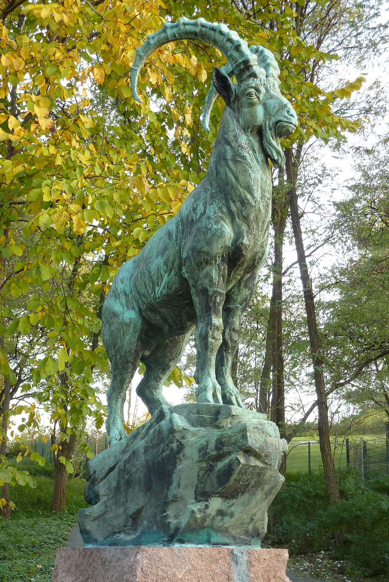 Bronzeplastik ‘Steinbock’ von Vladimír Koštoval, seit 1959 im Tierpark Berlin (Friedrichsfelde)