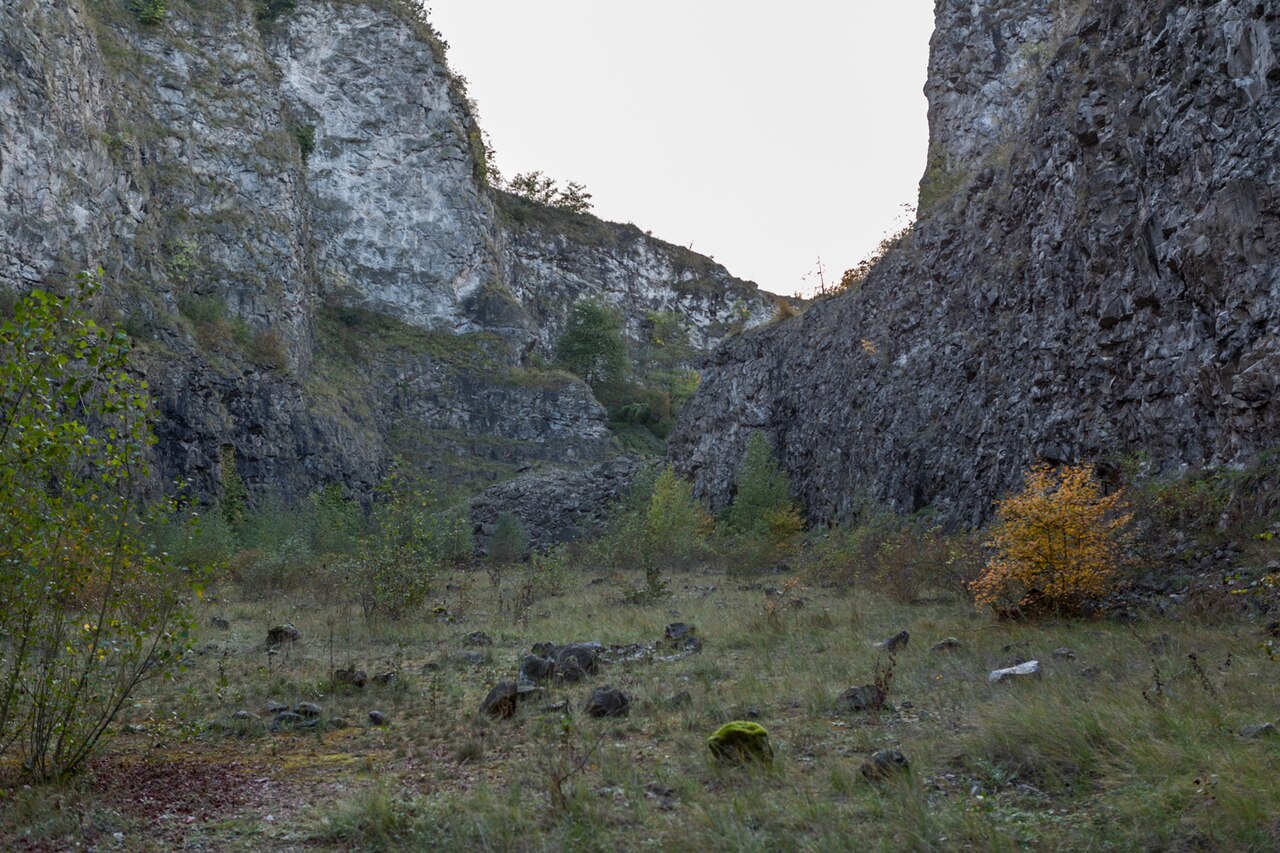 Unteres Plateau des ehemaligen Steinbruchs