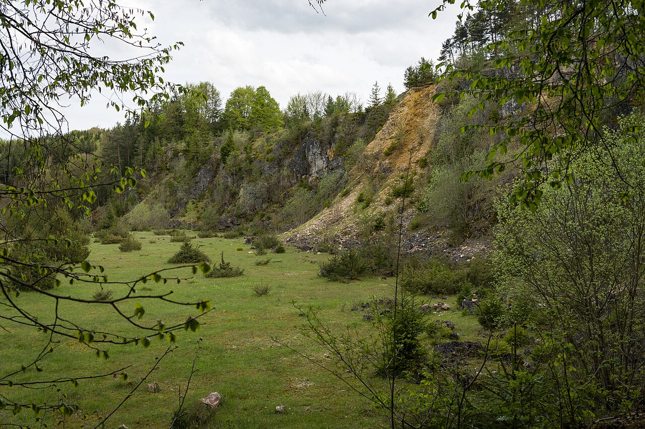 Steinbruchterrassen des ehemaligen Kalkwerks im Egautal bei Neresheim im Landkreis Heidenheim