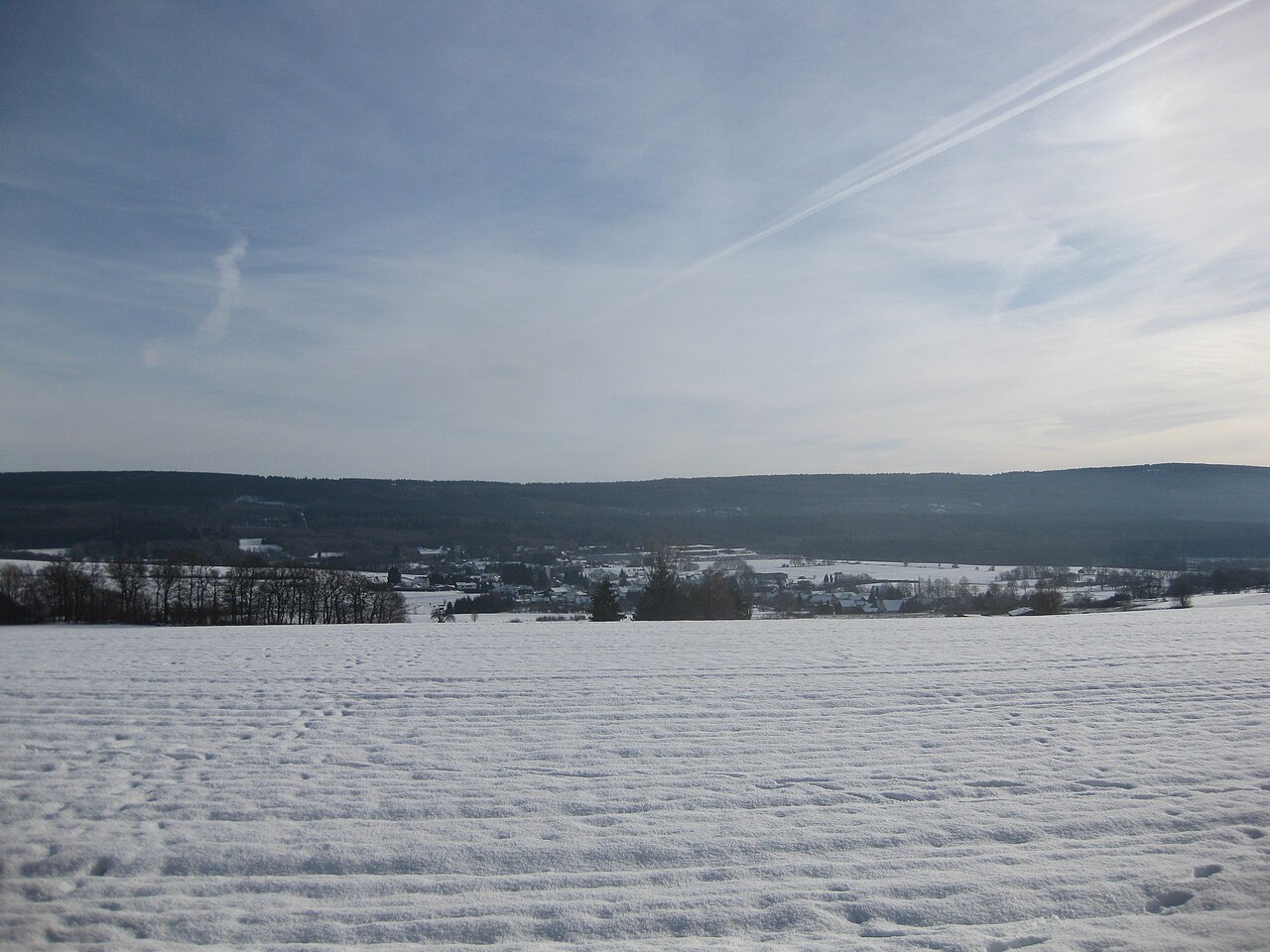 Idarwald Hauptkamm mit Hinzerath im Vordergrund, rechts Teilansicht des Steingerüttelkopf