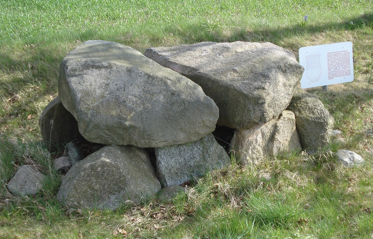 Die Steinkammer von Grammdorf (mit Informationstafel)