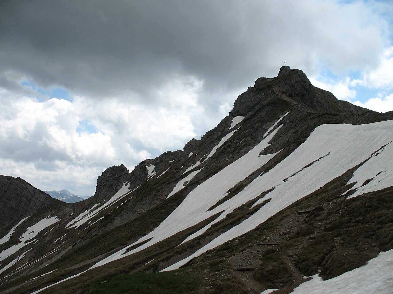 Blick vom Westlichen Lachenjoch auf die Steinkarspitze (2067 m) und das Steinkarjoch