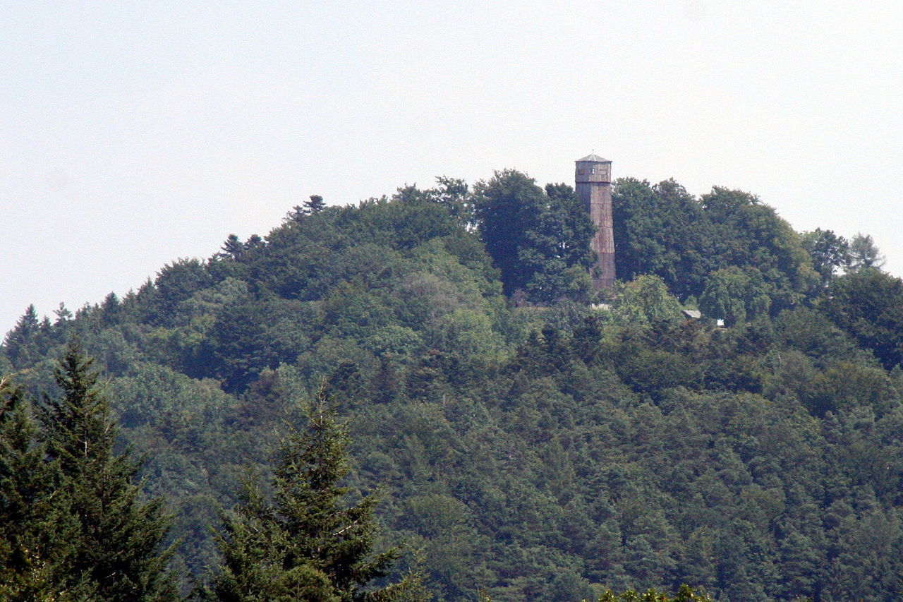 Der 525 m hohe Berg Steinknickle in Wüstenrot-Neuhütten , fotografiert von der B 39 bei Wüstenrot-Stollenhof