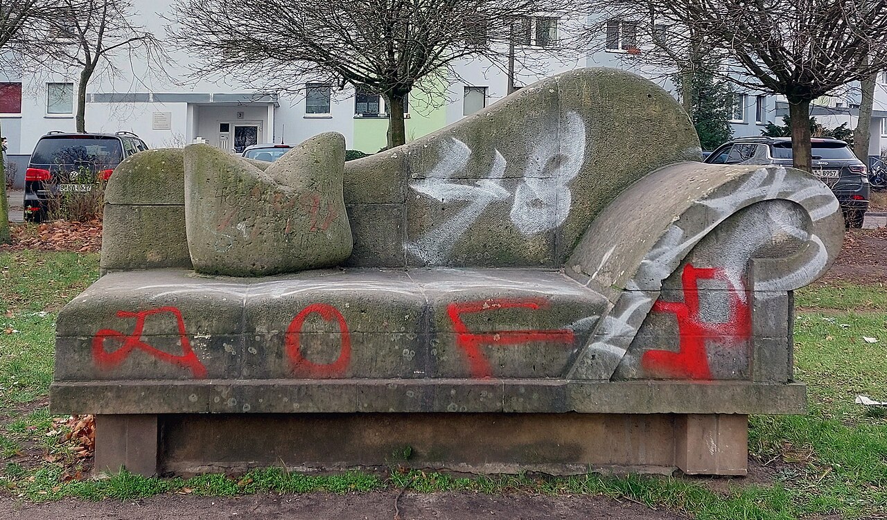 Foto von Steinsofa mit Kissen
