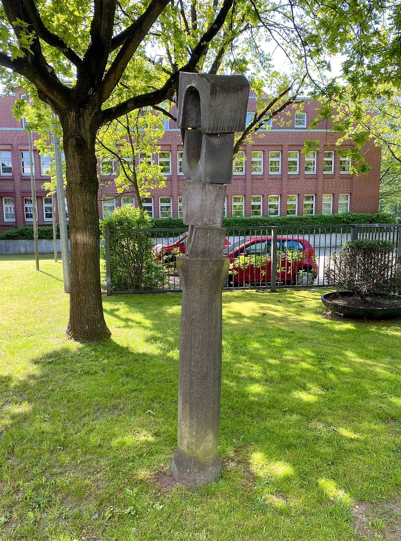 Stele von Karl August Ohrt vor dem Polizeikommissariat 27 in Hamburg, Koppelstraße 7