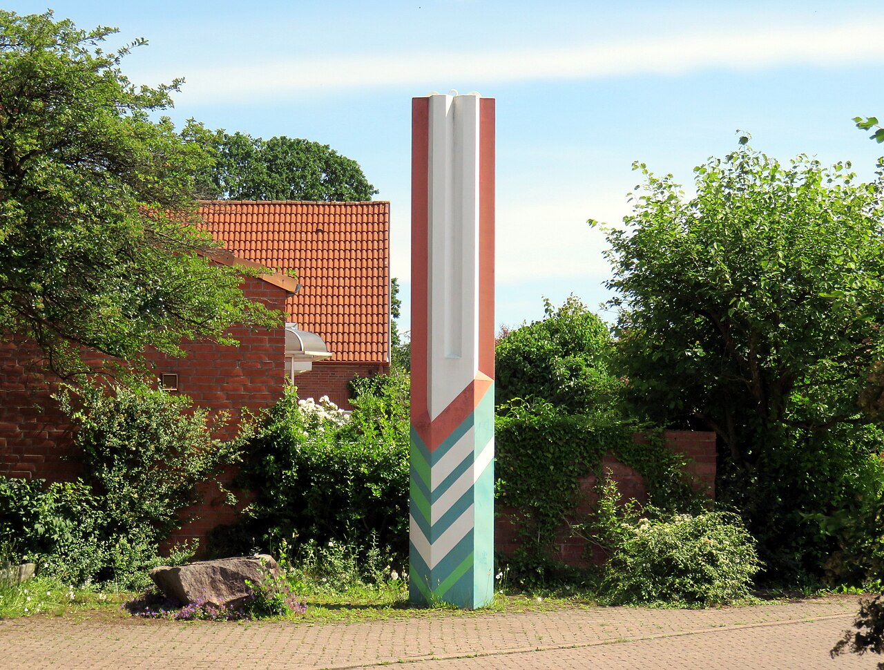 Farbige Stele des deutschen Bildhauers Georg Engst von 1978, Gödersenweg 12, Hamburg-Poppenbüttel