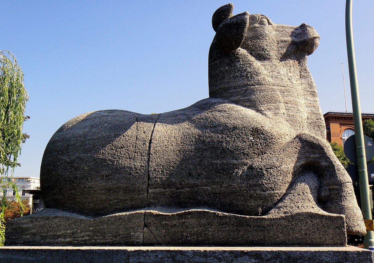 Sculpture on Gotzkowskybrücke, Berlin