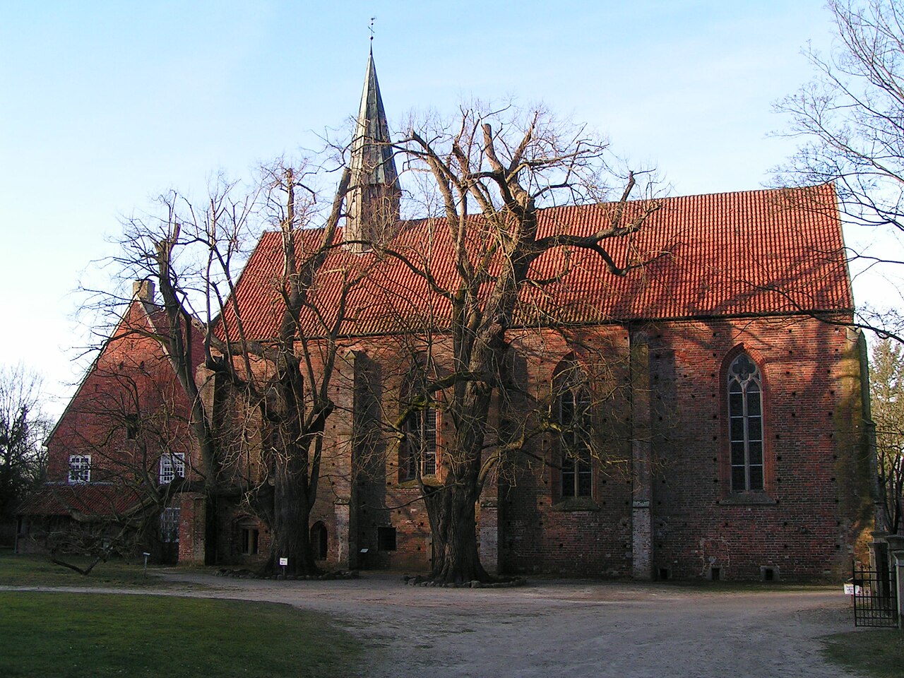 Seitenansicht des Schiffs von Stift Börstel