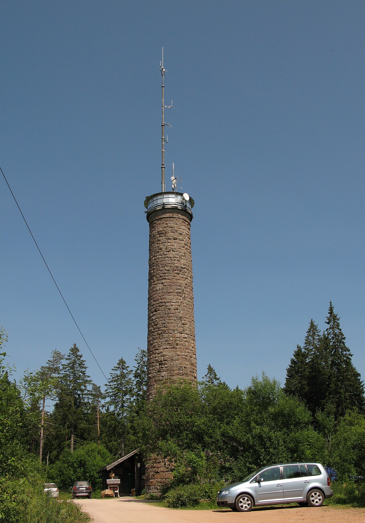 Der Stöcklewaldturm auf der Gemarkung Furtwangen , am Mittelweg im Schwarzwald