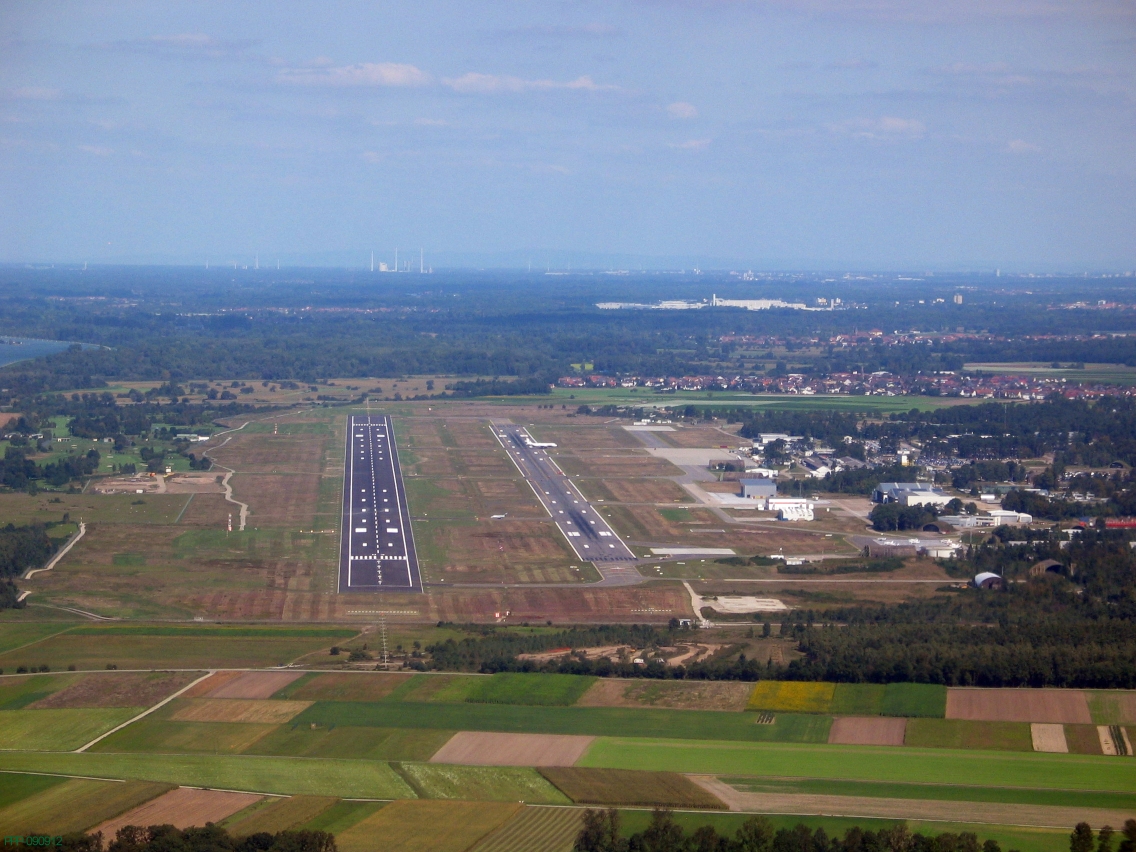 Anflug auf Piste 03 des Flughafens Karlsruhe/Baden-Baden nach Sanierung