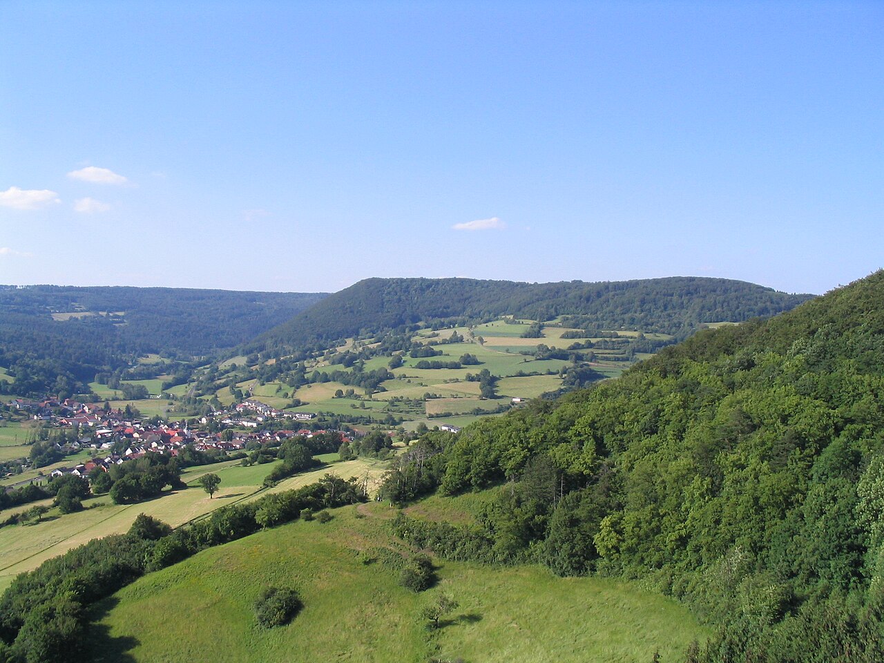 Der Stoppelsberg (571 m) über dem Sinntal, aufgenommen von Burg Schwarzenfels mit Blick nach Norden