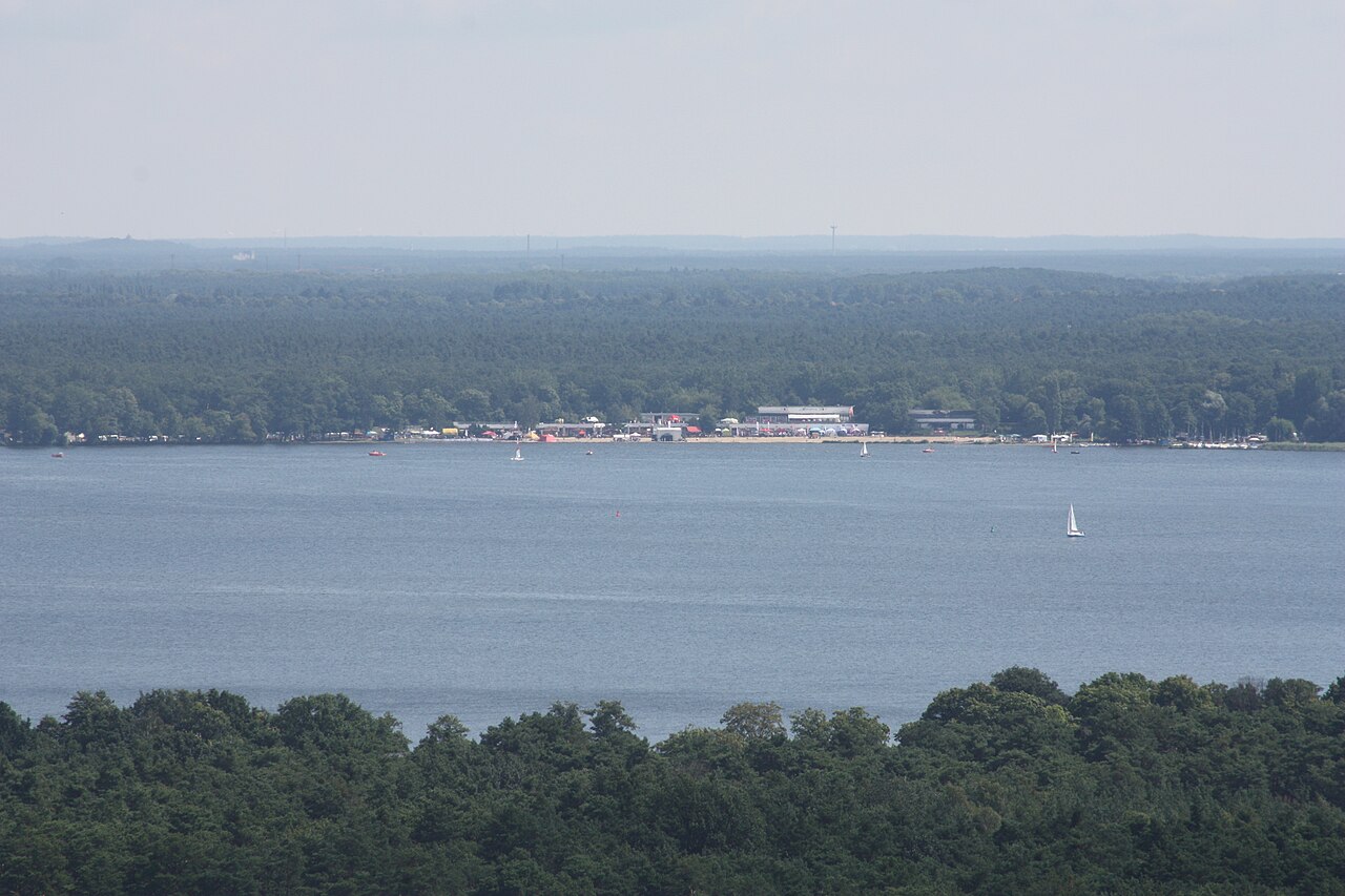 Blick vom Müggelturm in Richtung Strandbad Müggelsee, in Rahnsdorf