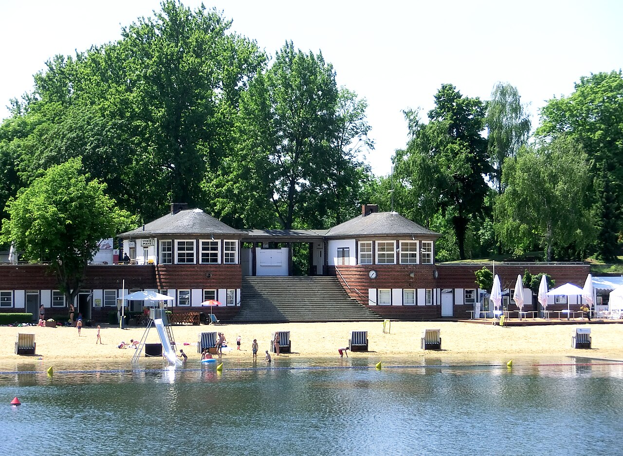 Eingangsgebäude des Strandbads Plötzensee in Berlin, gebaut 1926-1928 nach Plänen von Walter und Johannes Krüger