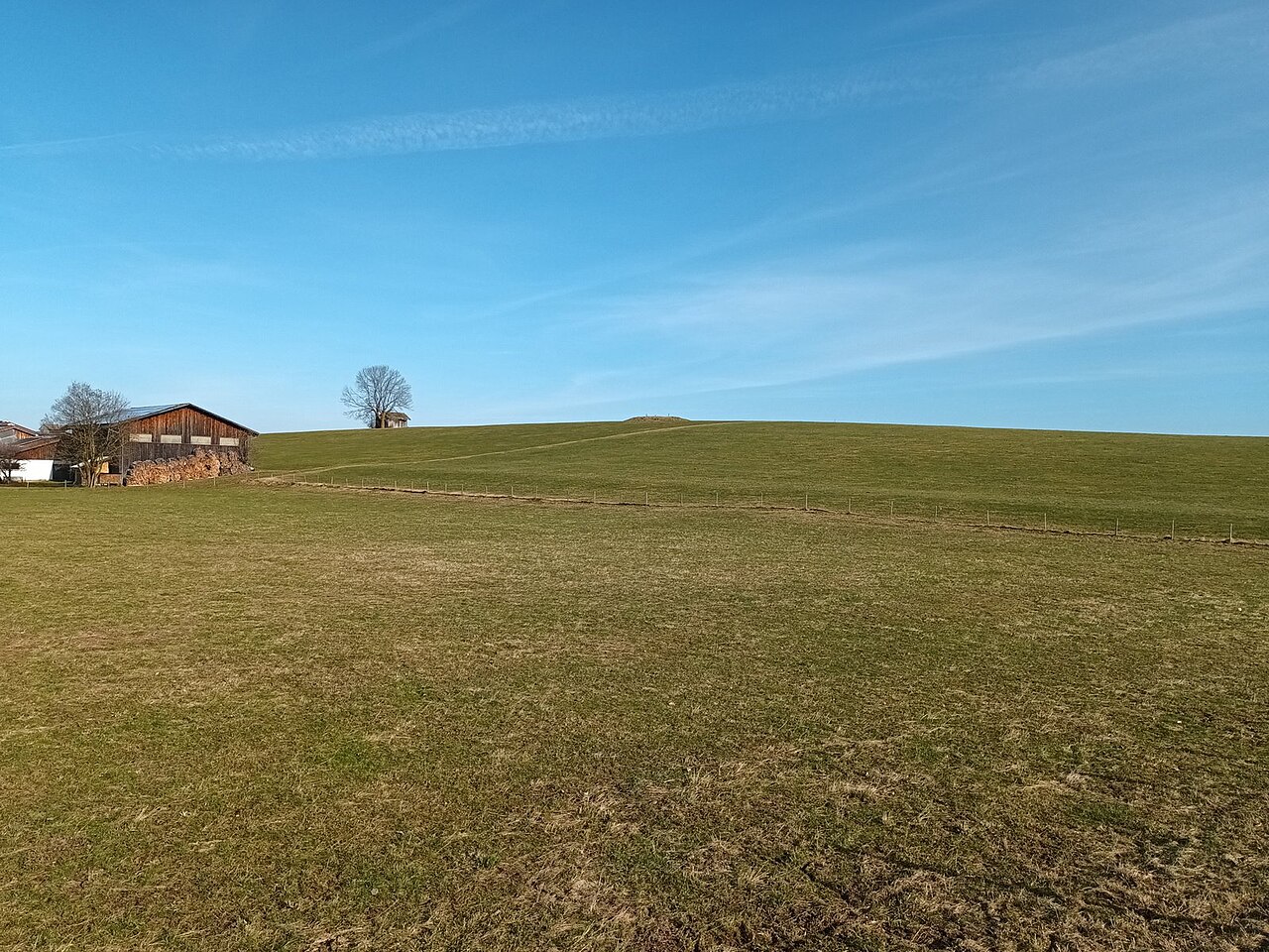 Der Straßberg (827 m) ist ein Hügel in der Gemeinde Roßhaupten, Ansicht von Südwesten