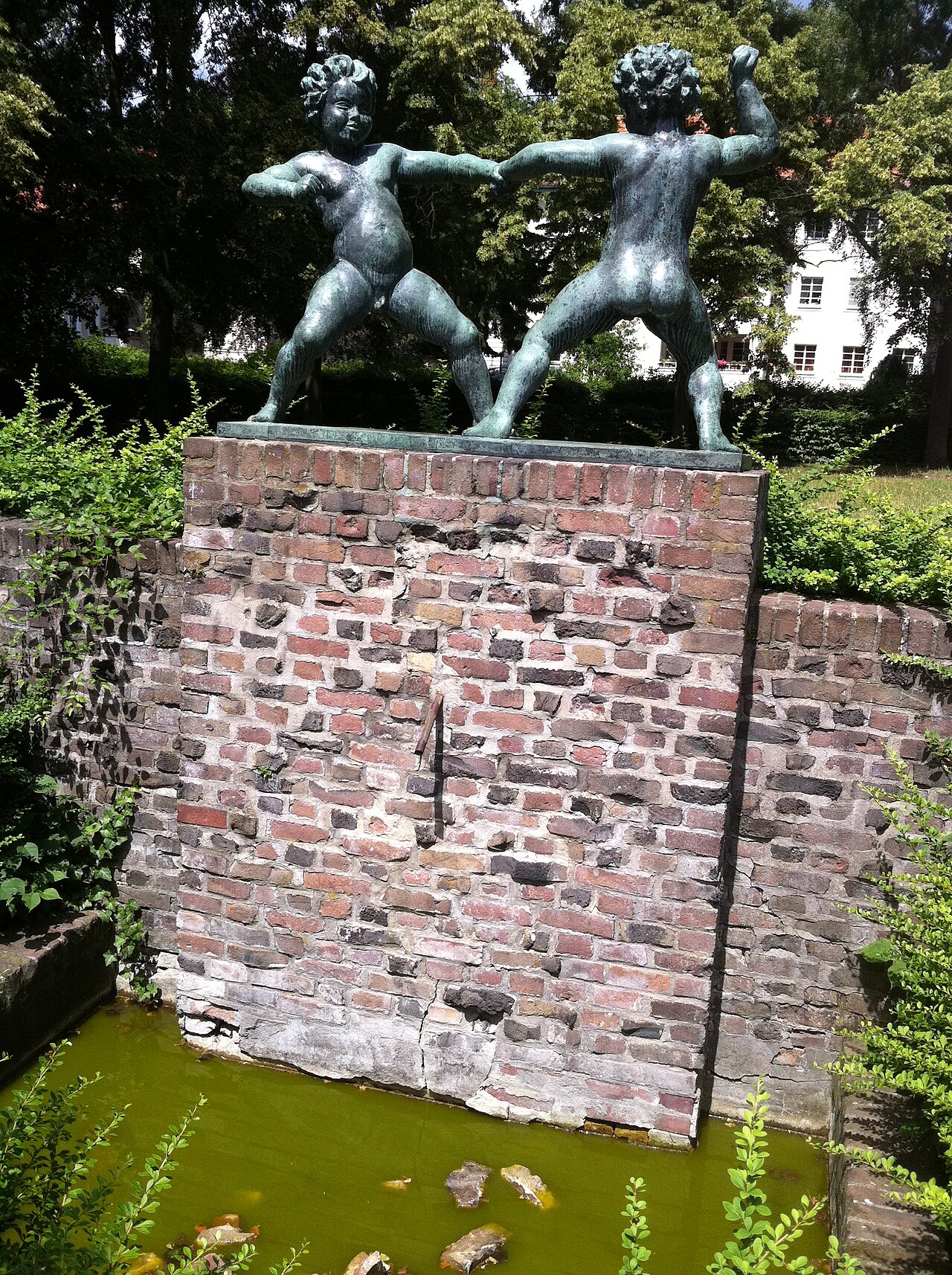 Brunnen Kaempfende Jungen in Spandau/Siemensstadt