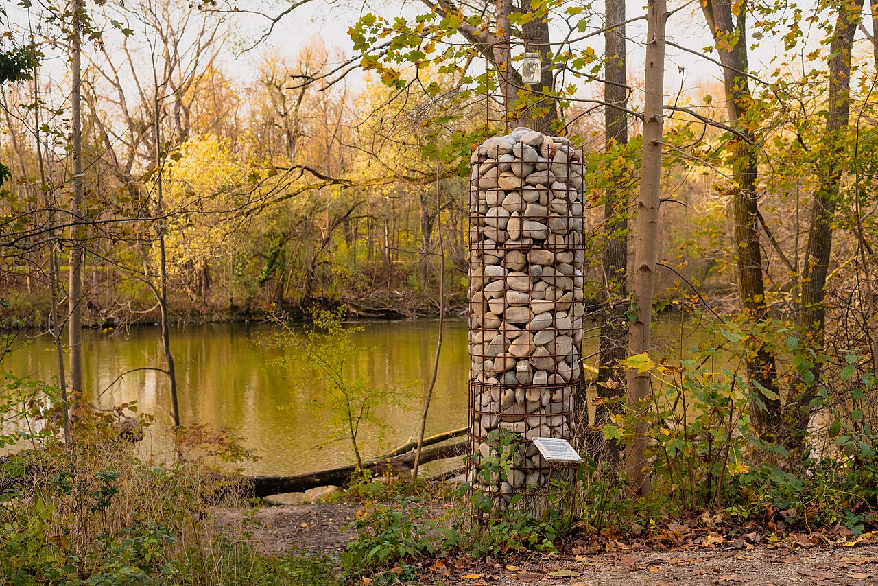 The sculpture Stundensäule II by Peter Weismann next to the Isar