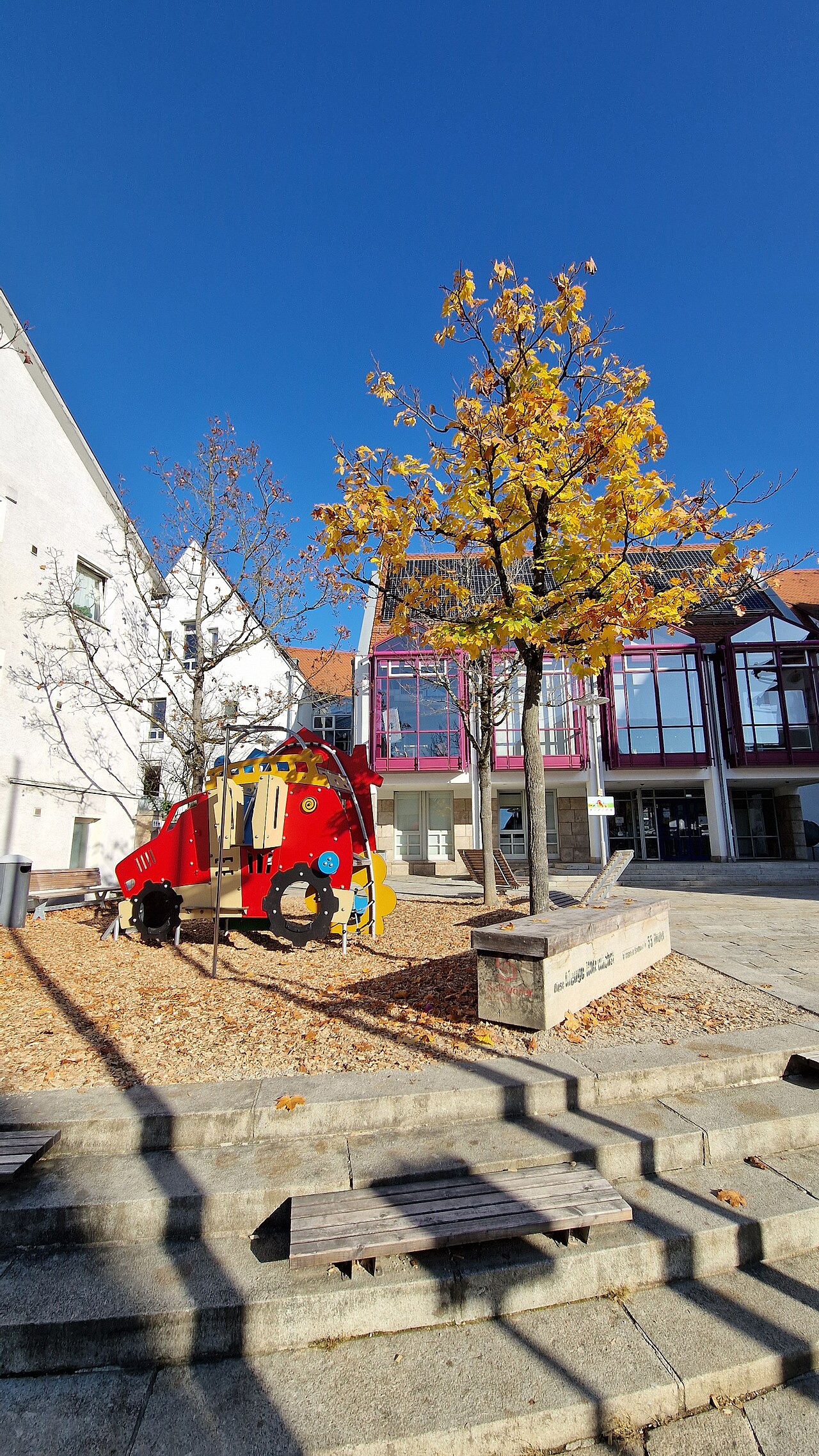 Die Spielgeräte Stuttgarter Straße befinden sich vor dem Metzinger Rathaus und in der anschließenden Fußgängerzone