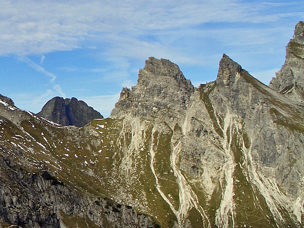 Südliches Höllhorn (2145 m) und Nördliches Höllhorn (2145 m), dahinter die Gipfel der Höfats (2259 m)