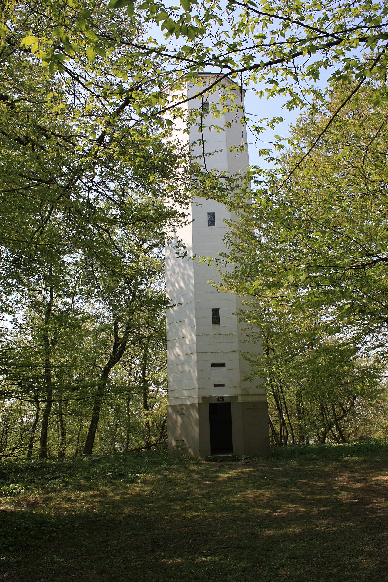 Ansicht des "Ernst-Binnewies-Turm" auf der "Hohen Tafel" in den "Sieben Bergen" Nähe Alfeld/Leine