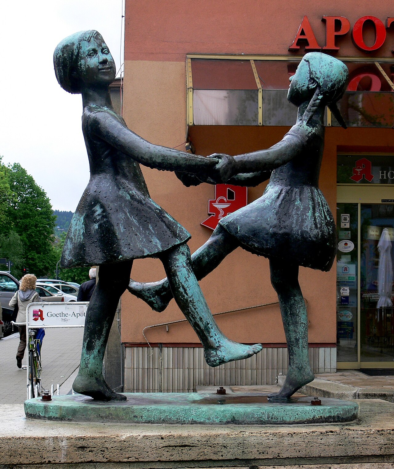 Jena, Skulptur "Tanzende Mädchen" von Ursula Schneider-Schulz (1961) vor der Goethe-Apotheke (Weigelstraße)