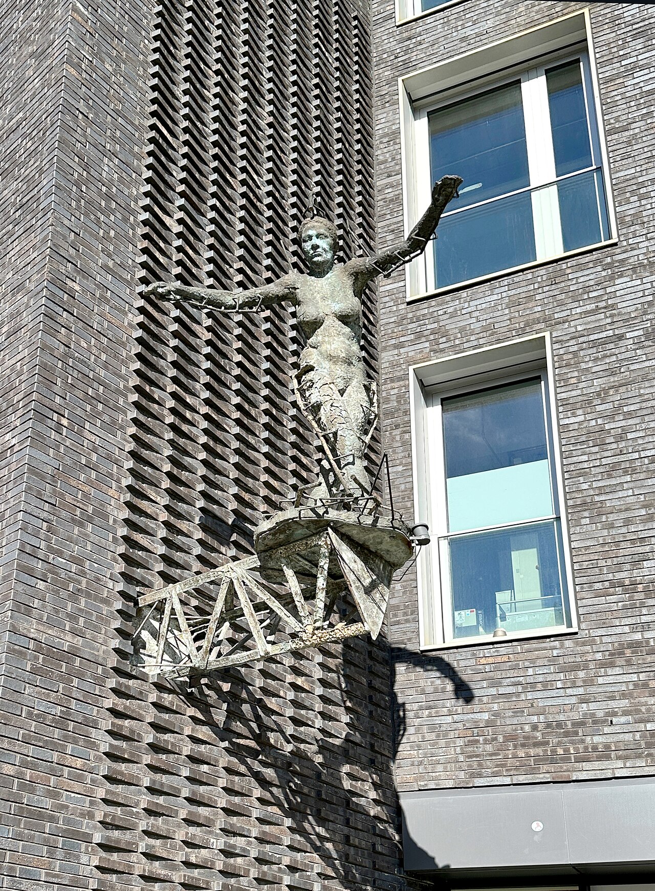 Bronzeplastik "Tanzende" von Bernd Stöcker , Bahrenfelder Steindamm 12, Hamburg-Bahrenfeld