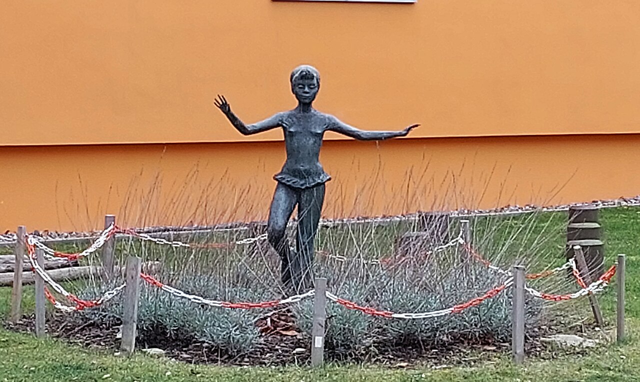 Sculpture, " Tanzende Rollschuhläuferin " by Axel Schulz , 1962, Zillertalstraße 38, Berlin-Pankow , Germany