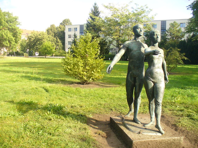 Statue beim S-Bhf Plaenterwald
