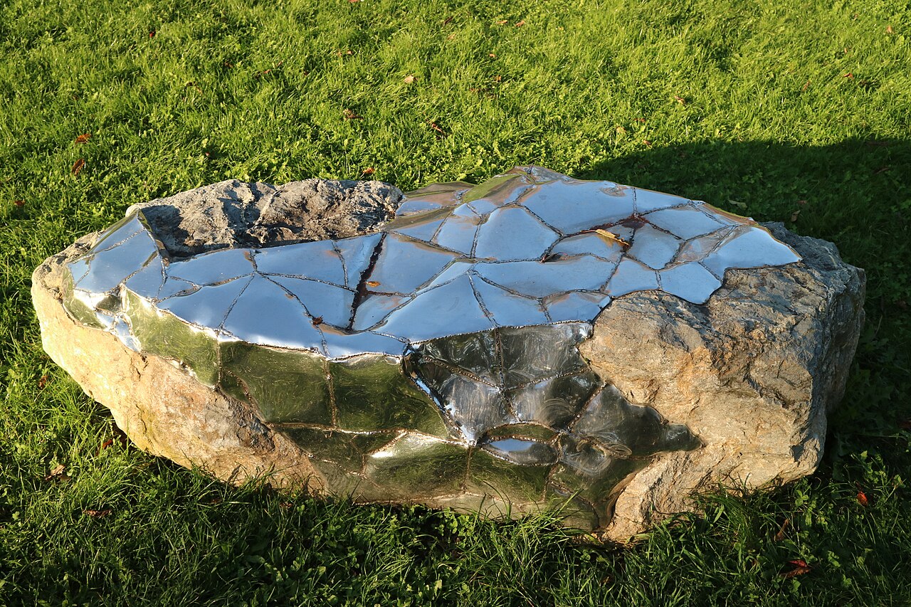 Othmar Krenn: Teilummantelung (1995) im Österreichischen Skulpturenpark in der Gemeinde Premstätten, Steiermark