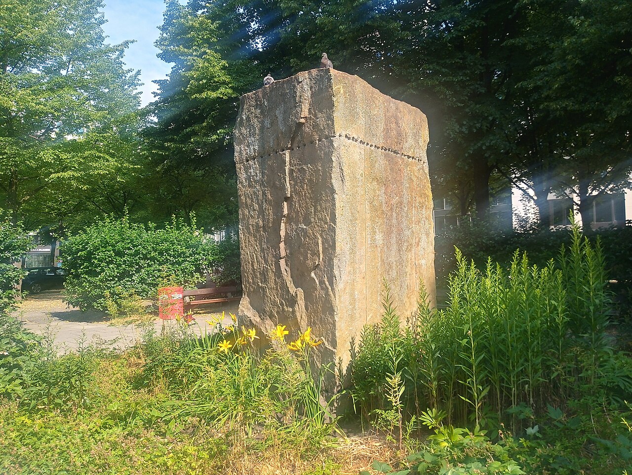 Tempel, Granitskulptur von Ulrich Rückriem (1984)