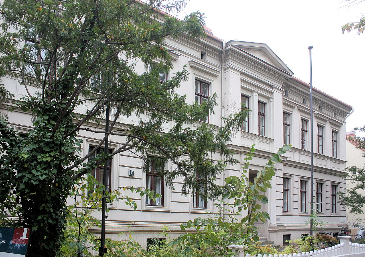 This is a picture of the Berliner Kulturdenkmal ( cultural monument ) with the ID