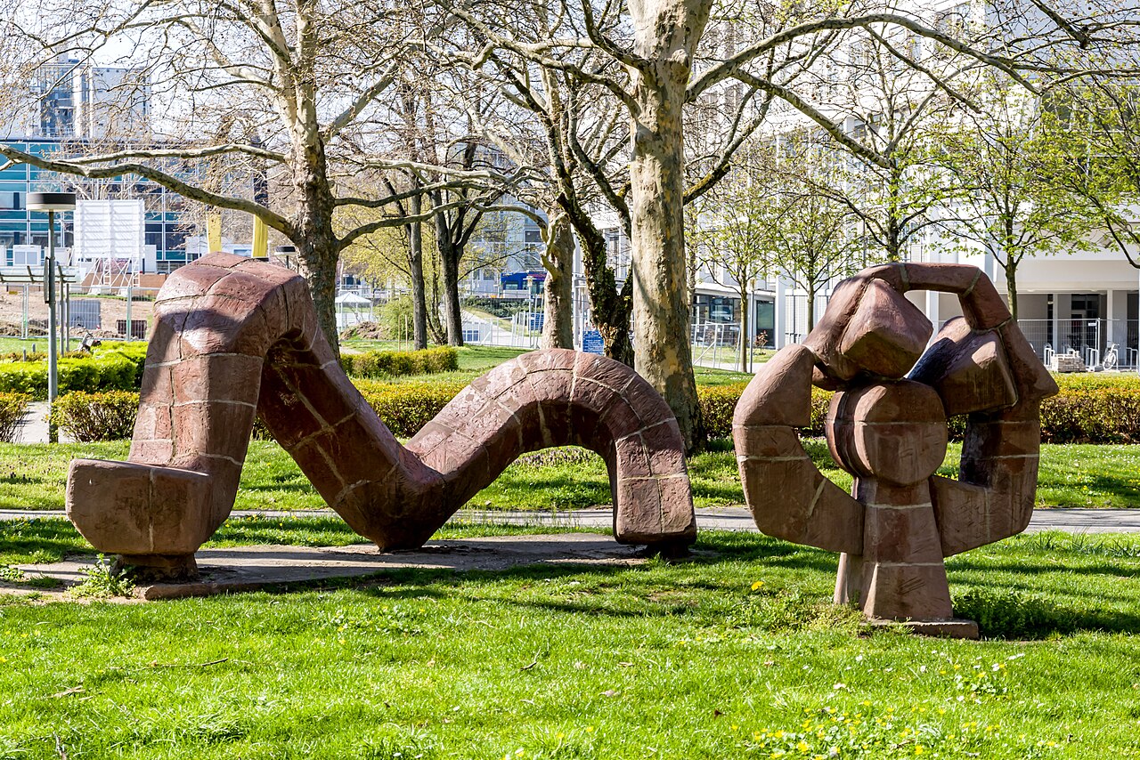 Große Schleife mit kleinen Plastiken, 1974, Walter Schelenz im Park des Freiburger Zentralklinikums