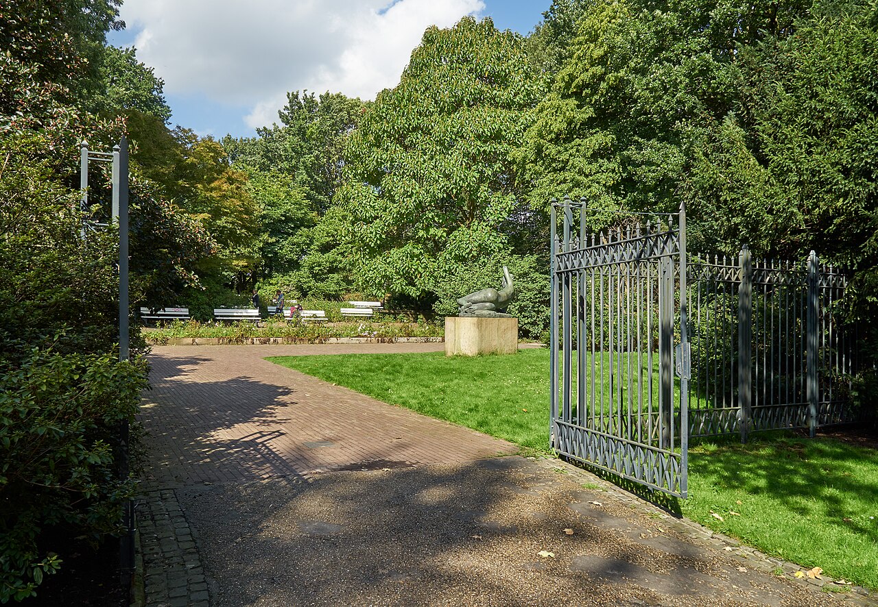 Theatergarten in Bremen, Toranlage Südseite und Aegina (Gerhard Marcks)
