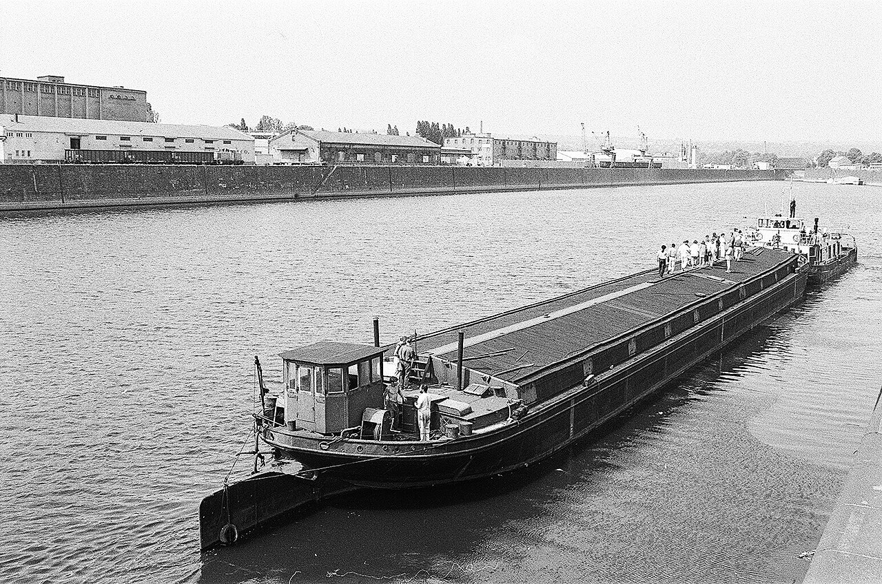 Lastkahn Ida im Alberthafen Dresden bei der Abfahrt nach Tangermünde für den Umbau zum Theaterkahn