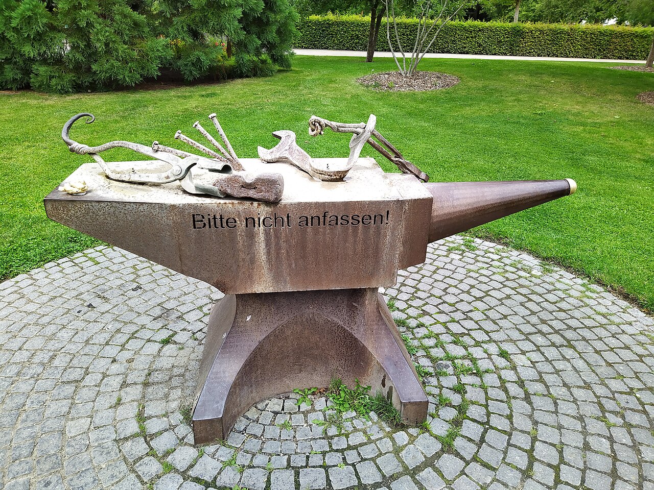Till-Eulenspiegel-Amboss von Andreas Rimkus im Kurpark in Mölln