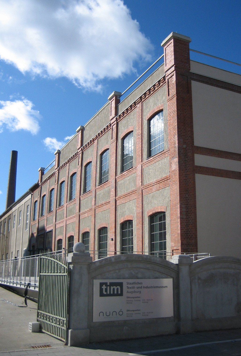 Zugang zum Staatlichen Textil- und Industriemuseum in Augsburg