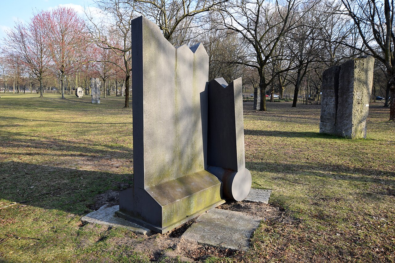 Sculpture "Todes Mauer Bruch" by Ben Wagin in the Großer Tiergarten in Berlin, Germany