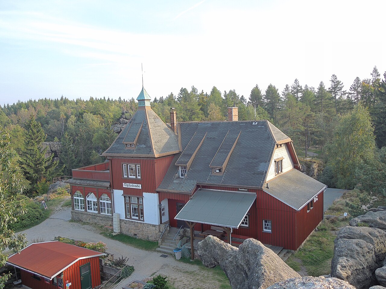 Die Bergbaude auf dem Töpfer bei Oybin im Zittauer Gebirge, Blick vom Aussichtspunkt auf dem Felsentor