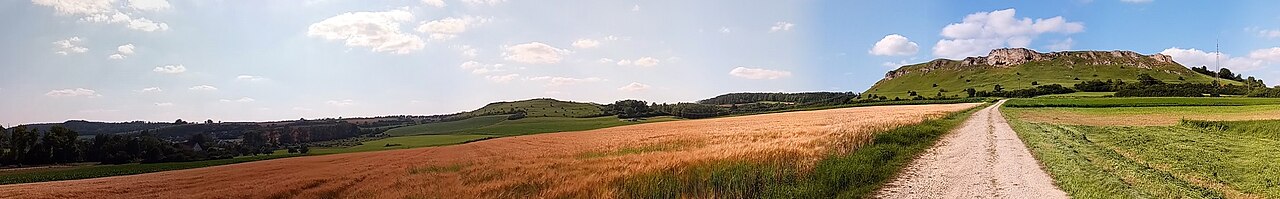 Dieses Bild zeigt die Hügel Tonnenberg, Käsbühl und Karkstein