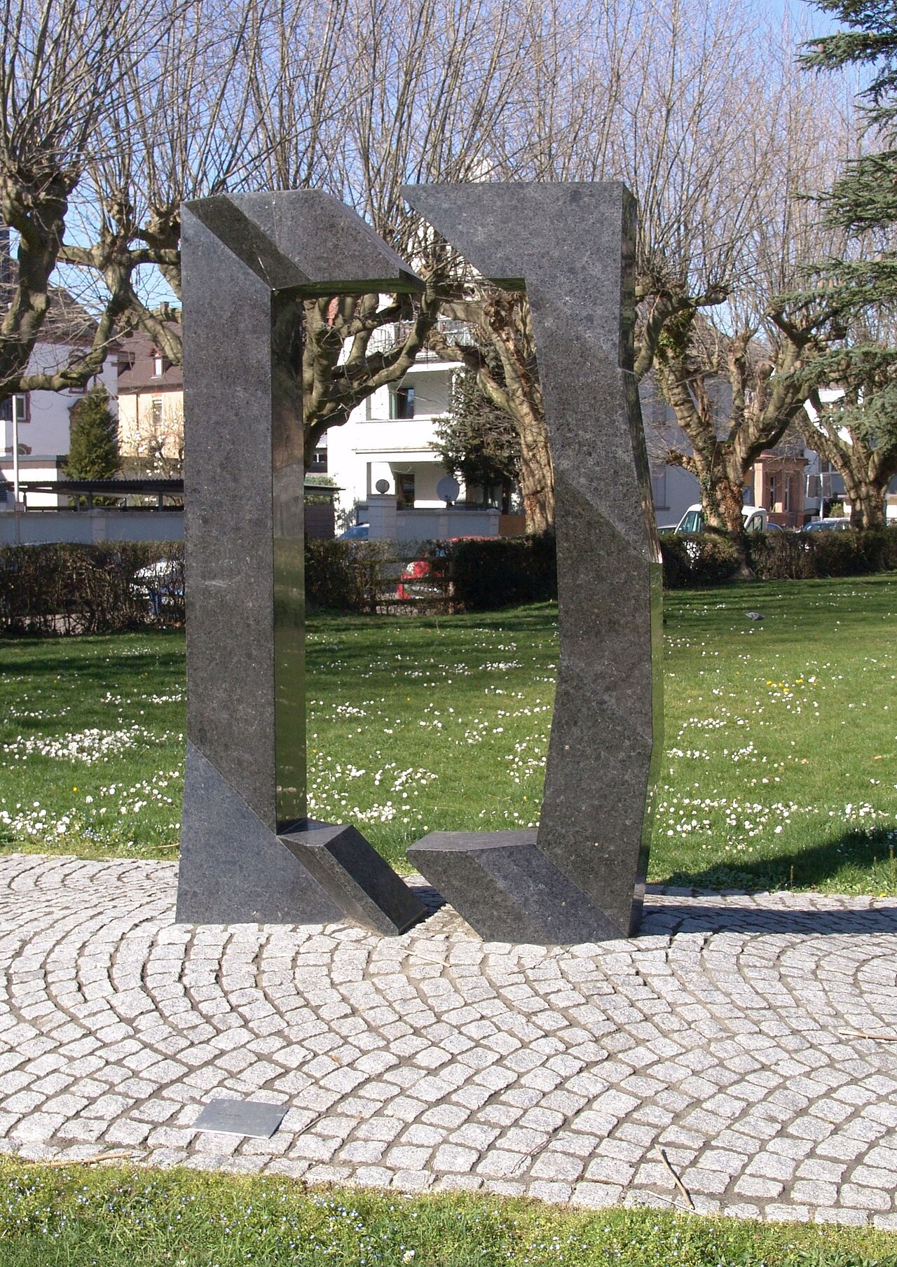 Granit Skulptur von Hiromi Akiyama mit dem Titel WV80/4/G Schwarzer Granit Bildhauersymposium 1980
