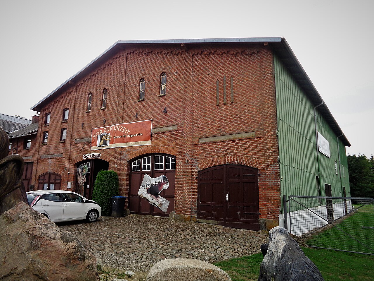 Die Außenansicht des Museums "Tor zur Urzeit" in Brügge