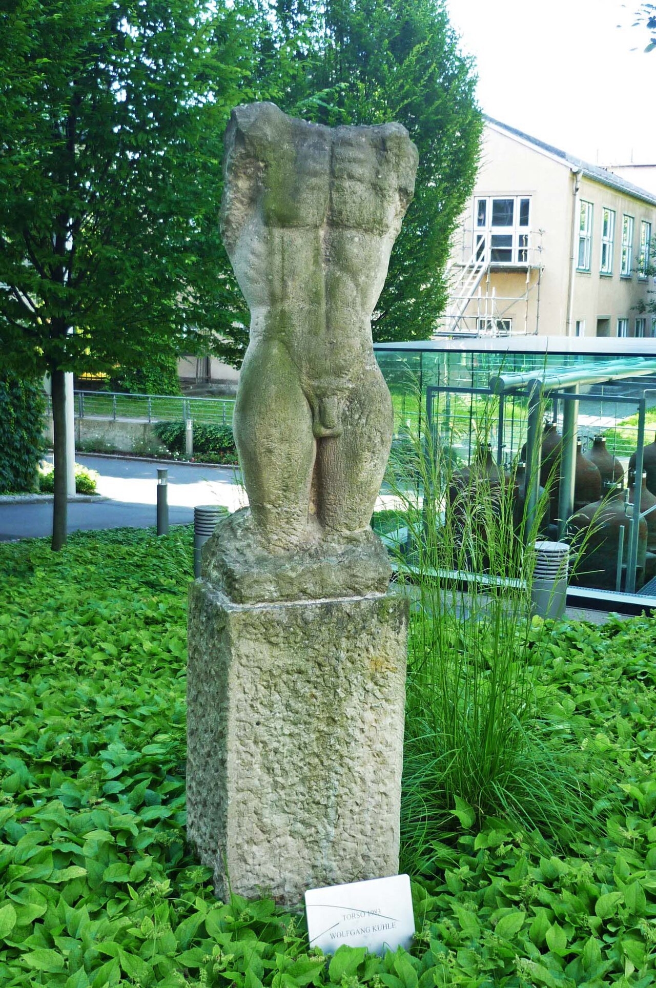 Torso von Wolfgang Kuhle (1983) – Skulptur an der Helmholtzstr