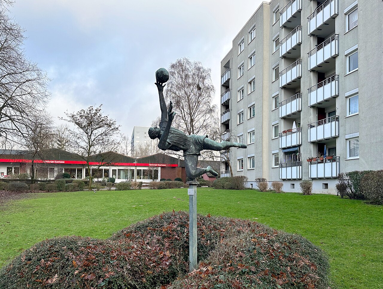 Bronzeskulptur "Torwart" (1974) von Gerhard Brandes , Neuenfelder Straße 92a, Hamburg-Wilhelmsburg