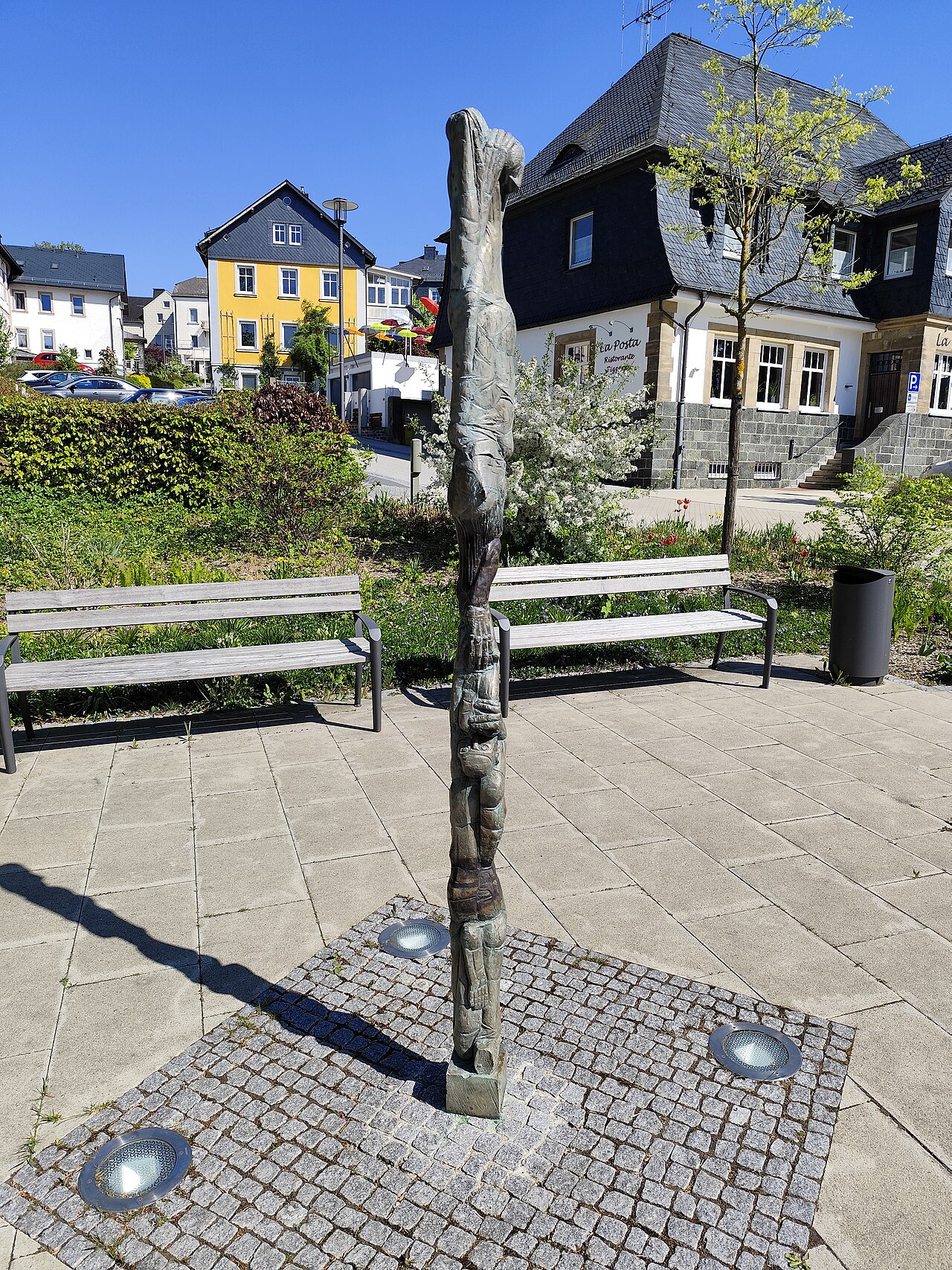 Skulptur Tragende Säule (Rolf Kuhrt) in Bad Steben