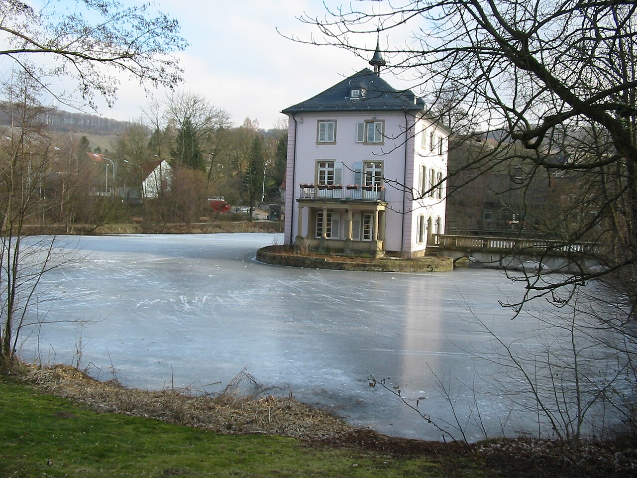 Trappenseeschlösschen bei zugefrorenem Trappensee